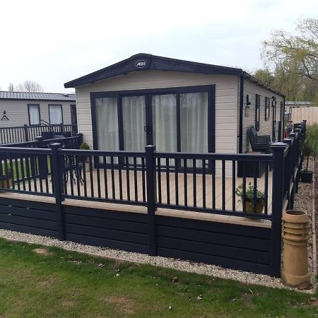 Captivating Bluebell Lodge 2-Bed Cotswolds Caravan Сайърънсестър Екстериор снимка