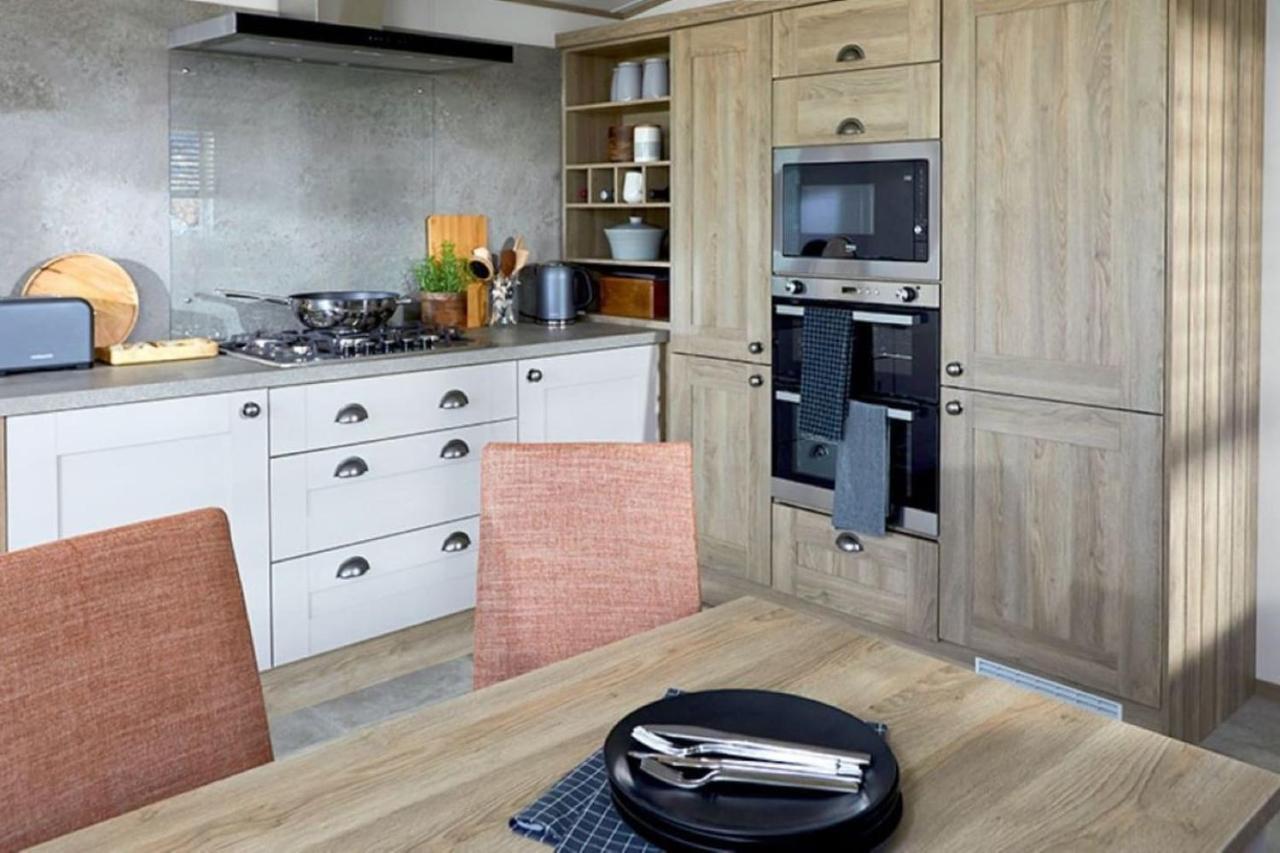 Captivating Bluebell Lodge 2-Bed Cotswolds Caravan Сайърънсестър Екстериор снимка