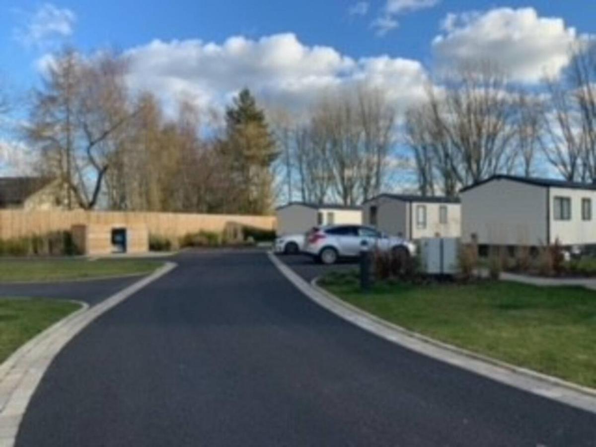 Captivating Bluebell Lodge 2-Bed Cotswolds Caravan Сайърънсестър Екстериор снимка