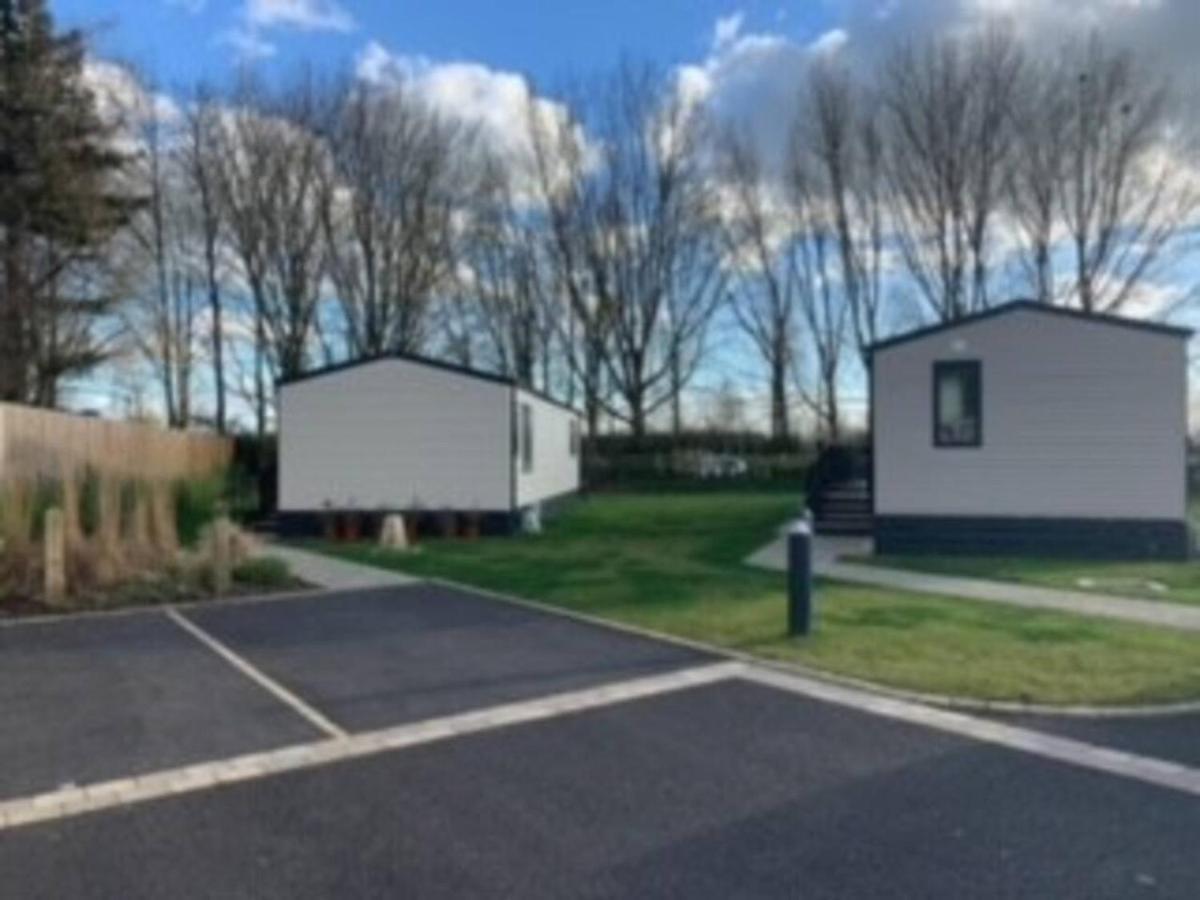 Captivating Bluebell Lodge 2-Bed Cotswolds Caravan Сайърънсестър Екстериор снимка