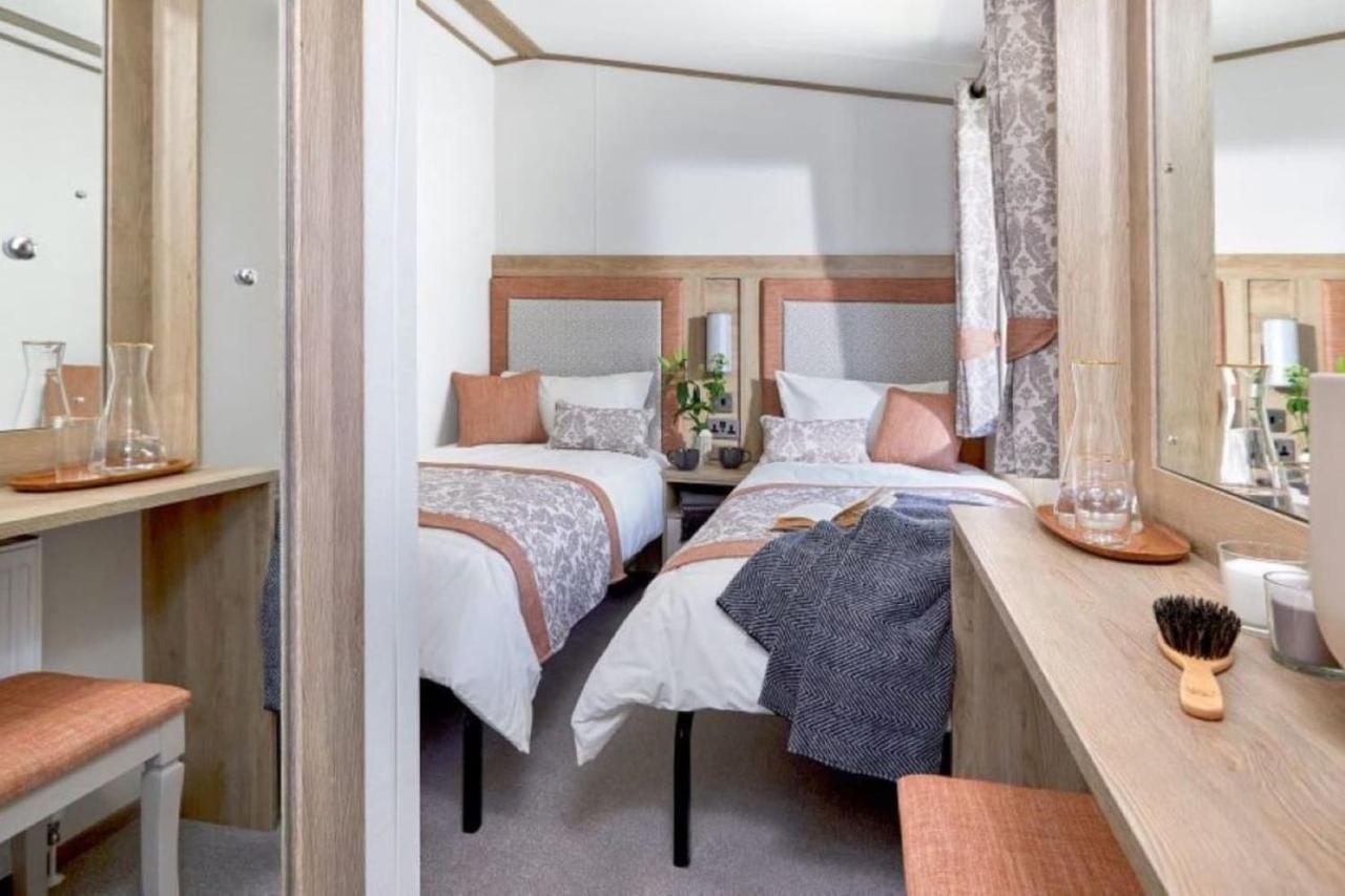 Captivating Bluebell Lodge 2-Bed Cotswolds Caravan Сайърънсестър Екстериор снимка