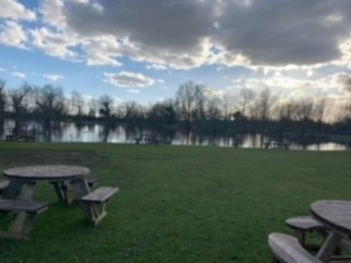Captivating Bluebell Lodge 2-Bed Cotswolds Caravan Сайърънсестър Екстериор снимка