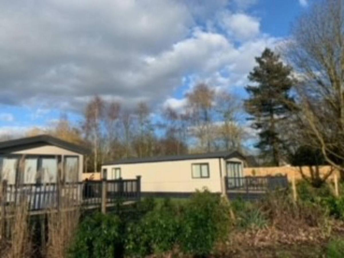 Captivating Bluebell Lodge 2-Bed Cotswolds Caravan Сайърънсестър Екстериор снимка