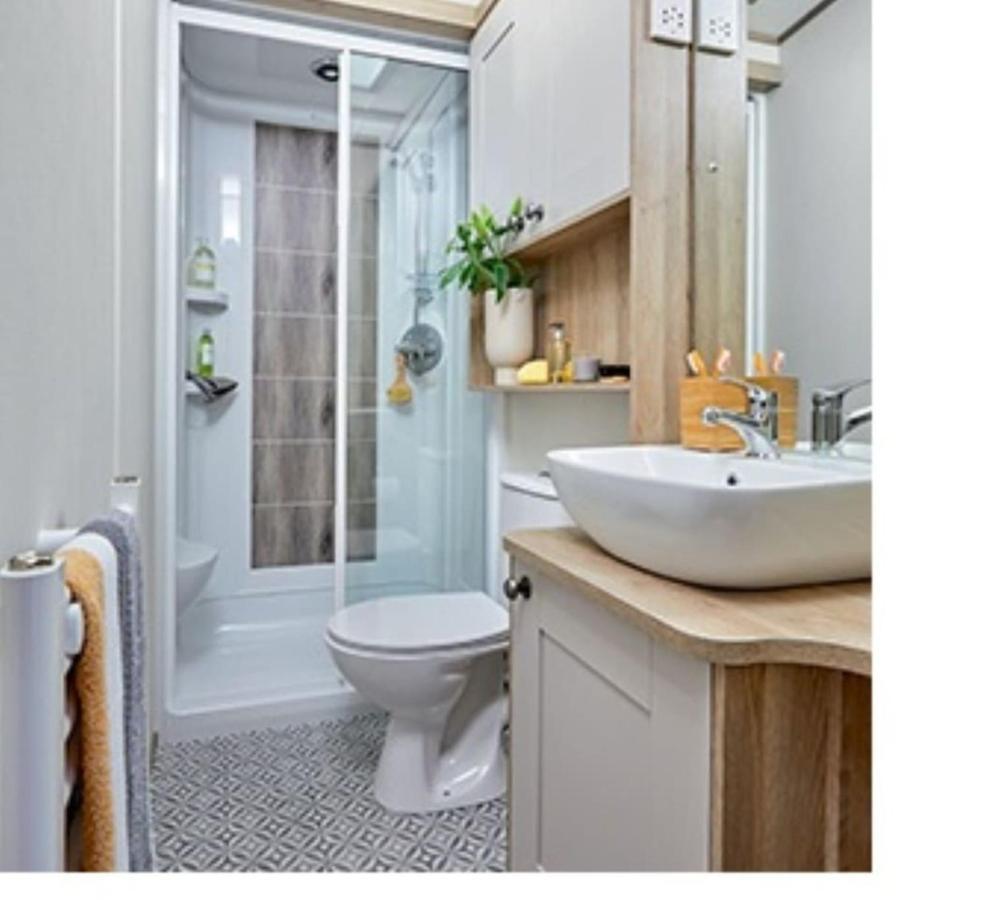 Captivating Bluebell Lodge 2-Bed Cotswolds Caravan Сайърънсестър Екстериор снимка