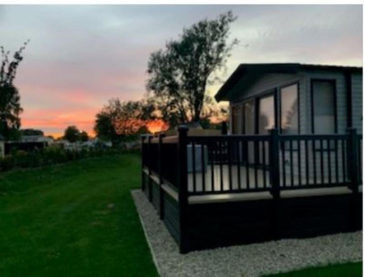 Captivating Bluebell Lodge 2-Bed Cotswolds Caravan Сайърънсестър Екстериор снимка