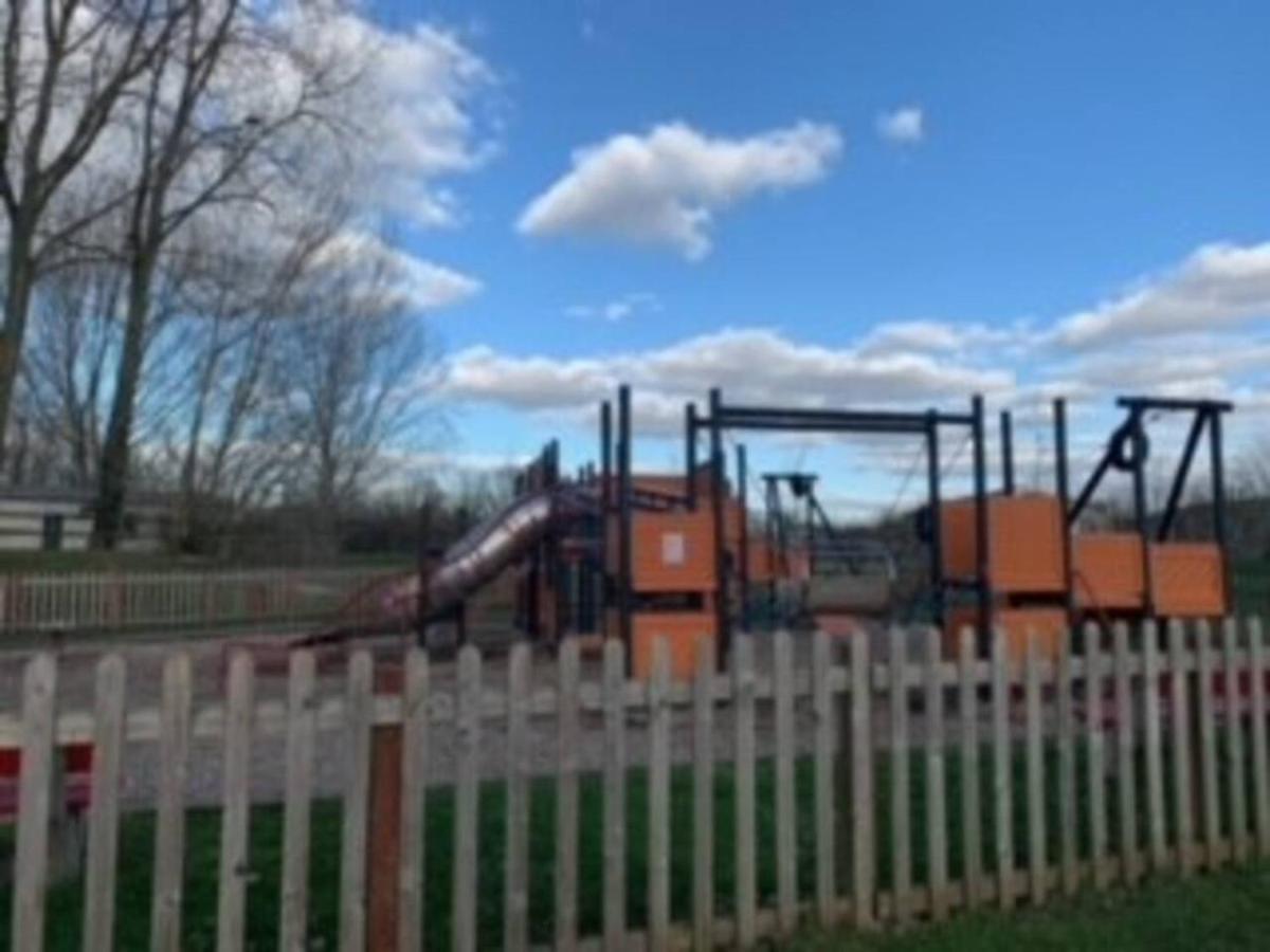 Captivating Bluebell Lodge 2-Bed Cotswolds Caravan Сайърънсестър Екстериор снимка