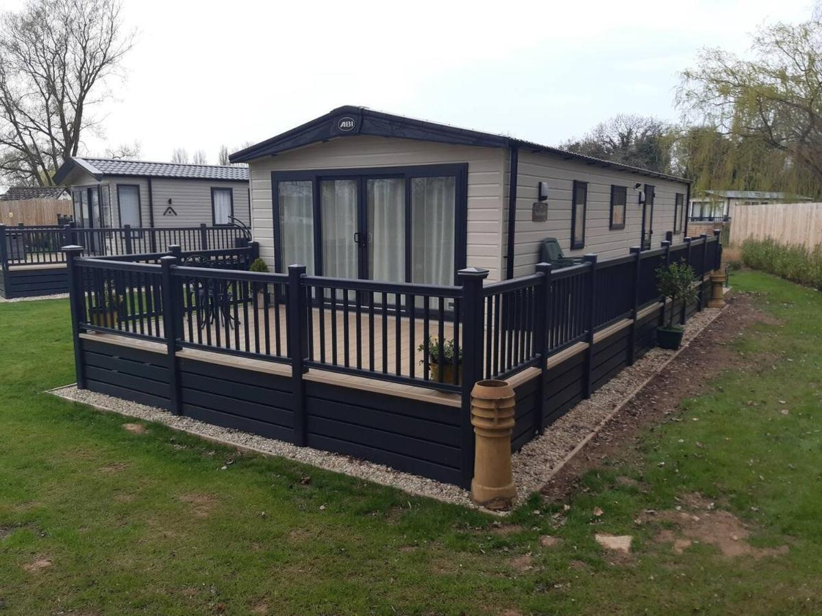 Captivating Bluebell Lodge 2-Bed Cotswolds Caravan Сайърънсестър Екстериор снимка