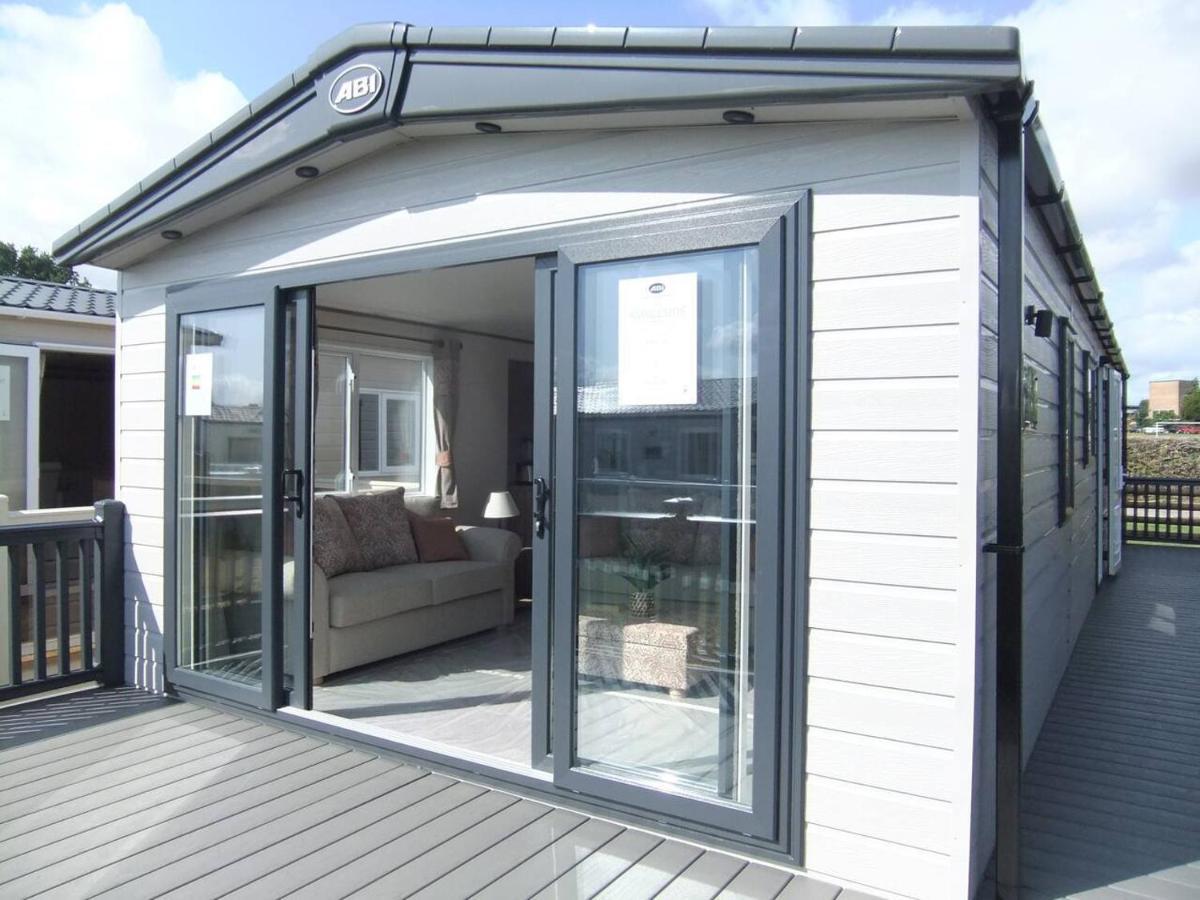 Captivating Bluebell Lodge 2-Bed Cotswolds Caravan Сайърънсестър Екстериор снимка