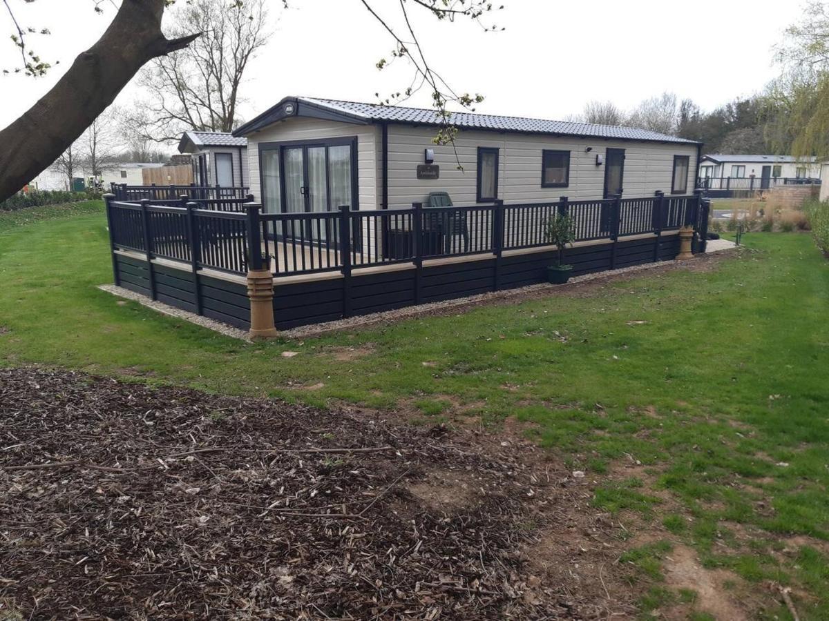 Captivating Bluebell Lodge 2-Bed Cotswolds Caravan Сайърънсестър Екстериор снимка